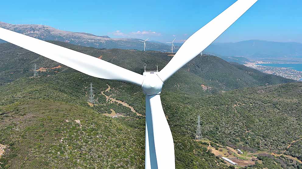 Drone καταγράφει μεγάλο φωτοβολταϊκό πάρκο από ψηλά, αναδεικνύοντας την έκταση και τις σειρές των ηλιακών πάνελ