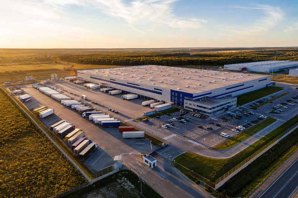 καταγραφή drone για logistics center με σύγχρονες αποθήκες, φορτηγά και κέντρα διανομής από ψηλά
